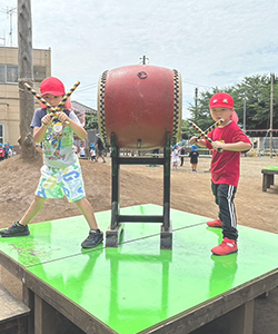 太鼓を叩いている写真